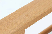 北欧より買い付けた「GE530」シングルソファです。背面から伸びる滑らかなアームが特徴的です。座面はラバーベルトが使用され、座面はラバーベルトが使用され、クッションはウレタンのみでスプリングは内包されていません。このため、ウェグナーのソファの中でも柔らかい座り心地です。本体には上質なオーク材が使われており、そのナチュラルな色合いは日本の家屋とも調和します。