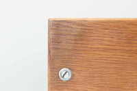 デンマークを代表する家具デザイナー、ハンス・J・ウェグナーによるデザインのデイベッド。シンプルで洗練されたフォルムと機能美が融合した、GATAmA社製の北欧ビンテージ家具です。フレームには経年により色味が濃くなったオーク材が使用され、優しい木の風合いが感じられる仕上がり。クッションは新しく張り替えており、快適な座り心地を提供します。背もたれ部分はスムーズに動かせる仕様で、簡単にデイベッドとして使用可能。リビングのソファとしてはもちろん、ゲスト用のベッドとしても活躍します。北欧デザインらしいミニマルで実用的な構造が特徴で、どんな空間にも馴染みやすい一台です。