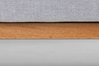 デンマークを代表する家具デザイナー、ハンス・J・ウェグナーによるデザインのデイベッド。シンプルで洗練されたフォルムと機能美が融合した、GATAmA社製の北欧ビンテージ家具です。フレームには経年により色味が濃くなったオーク材が使用され、優しい木の風合いが感じられる仕上がり。クッションは新しく張り替えており、快適な座り心地を提供します。背もたれ部分はスムーズに動かせる仕様で、簡単にデイベッドとして使用可能。リビングのソファとしてはもちろん、ゲスト用のベッドとしても活躍します。北欧デザインらしいミニマルで実用的な構造が特徴で、どんな空間にも馴染みやすい一台です。