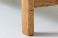 デンマークを代表する家具デザイナー、ハンス・J・ウェグナーによるデザインのデイベッド。シンプルで洗練されたフォルムと機能美が融合した、GATAmA社製の北欧ビンテージ家具です。フレームには経年により色味が濃くなったオーク材が使用され、優しい木の風合いが感じられる仕上がり。クッションは新しく張り替えており、快適な座り心地を提供します。背もたれ部分はスムーズに動かせる仕様で、簡単にデイベッドとして使用可能。リビングのソファとしてはもちろん、ゲスト用のベッドとしても活躍します。北欧デザインらしいミニマルで実用的な構造が特徴で、どんな空間にも馴染みやすい一台です。