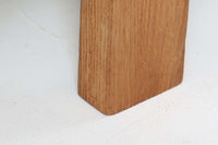 デンマークを代表する家具デザイナー、ハンス・J・ウェグナーによるデザインのデイベッド。シンプルで洗練されたフォルムと機能美が融合した、GATAmA社製の北欧ビンテージ家具です。フレームには経年により色味が濃くなったオーク材が使用され、優しい木の風合いが感じられる仕上がり。クッションは新しく張り替えており、快適な座り心地を提供します。背もたれ部分はスムーズに動かせる仕様で、簡単にデイベッドとして使用可能。リビングのソファとしてはもちろん、ゲスト用のベッドとしても活躍します。北欧デザインらしいミニマルで実用的な構造が特徴で、どんな空間にも馴染みやすい一台です。