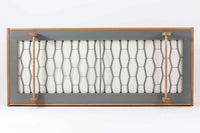 デンマークを代表する家具デザイナー、ハンス・J・ウェグナーによるデザインのデイベッド。シンプルで洗練されたフォルムと機能美が融合した、GATAmA社製の北欧ビンテージ家具です。フレームには経年により色味が濃くなったオーク材が使用され、優しい木の風合いが感じられる仕上がり。クッションは新しく張り替えており、快適な座り心地を提供します。背もたれ部分はスムーズに動かせる仕様で、簡単にデイベッドとして使用可能。リビングのソファとしてはもちろん、ゲスト用のベッドとしても活躍します。北欧デザインらしいミニマルで実用的な構造が特徴で、どんな空間にも馴染みやすい一台です。