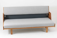 デンマークを代表する家具デザイナー、ハンス・J・ウェグナーによるデザインのデイベッド。シンプルで洗練されたフォルムと機能美が融合した、GATAmA社製の北欧ビンテージ家具です。フレームには経年により色味が濃くなったオーク材が使用され、優しい木の風合いが感じられる仕上がり。クッションは新しく張り替えており、快適な座り心地を提供します。背もたれ部分はスムーズに動かせる仕様で、簡単にデイベッドとして使用可能。リビングのソファとしてはもちろん、ゲスト用のベッドとしても活躍します。北欧デザインらしいミニマルで実用的な構造が特徴で、どんな空間にも馴染みやすい一台です。