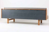 デンマークを代表する家具デザイナー、ハンス・J・ウェグナーによるデザインのデイベッド。シンプルで洗練されたフォルムと機能美が融合した、GATAmA社製の北欧ビンテージ家具です。フレームには経年により色味が濃くなったオーク材が使用され、優しい木の風合いが感じられる仕上がり。クッションは新しく張り替えており、快適な座り心地を提供します。背もたれ部分はスムーズに動かせる仕様で、簡単にデイベッドとして使用可能。リビングのソファとしてはもちろん、ゲスト用のベッドとしても活躍します。北欧デザインらしいミニマルで実用的な構造が特徴で、どんな空間にも馴染みやすい一台です。