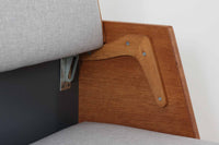 デンマークを代表する家具デザイナー、ハンス・J・ウェグナーによるデザインのデイベッド。シンプルで洗練されたフォルムと機能美が融合した、GATAmA社製の北欧ビンテージ家具です。フレームには経年により色味が濃くなったオーク材が使用され、優しい木の風合いが感じられる仕上がり。クッションは新しく張り替えており、快適な座り心地を提供します。背もたれ部分はスムーズに動かせる仕様で、簡単にデイベッドとして使用可能。リビングのソファとしてはもちろん、ゲスト用のベッドとしても活躍します。北欧デザインらしいミニマルで実用的な構造が特徴で、どんな空間にも馴染みやすい一台です。