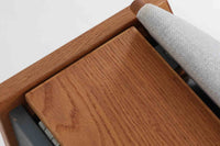 デンマークを代表する家具デザイナー、ハンス・J・ウェグナーによるデザインのデイベッド。シンプルで洗練されたフォルムと機能美が融合した、GATAmA社製の北欧ビンテージ家具です。フレームには経年により色味が濃くなったオーク材が使用され、優しい木の風合いが感じられる仕上がり。クッションは新しく張り替えており、快適な座り心地を提供します。背もたれ部分はスムーズに動かせる仕様で、簡単にデイベッドとして使用可能。リビングのソファとしてはもちろん、ゲスト用のベッドとしても活躍します。北欧デザインらしいミニマルで実用的な構造が特徴で、どんな空間にも馴染みやすい一台です。