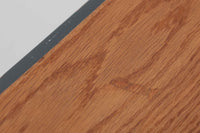 デンマークを代表する家具デザイナー、ハンス・J・ウェグナーによるデザインのデイベッド。シンプルで洗練されたフォルムと機能美が融合した、GATAmA社製の北欧ビンテージ家具です。フレームには経年により色味が濃くなったオーク材が使用され、優しい木の風合いが感じられる仕上がり。クッションは新しく張り替えており、快適な座り心地を提供します。背もたれ部分はスムーズに動かせる仕様で、簡単にデイベッドとして使用可能。リビングのソファとしてはもちろん、ゲスト用のベッドとしても活躍します。北欧デザインらしいミニマルで実用的な構造が特徴で、どんな空間にも馴染みやすい一台です。