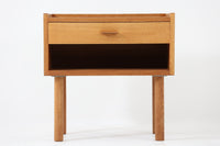 オーク材が使用されたシンプルなベッドサイドテーブルです。"Wegner"によってデザインされ、"RY mobler社"によって製造された当時の物です。引き出し内部に「DANISH」のロゴプレートがございます。