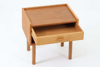 オーク材が使用されたシンプルなベッドサイドテーブルです。"Wegner"によってデザインされ、"RY mobler社"によって製造された当時の物です。引き出し内部に「DANISH」のロゴプレートがございます。