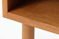 オーク材が使用されたシンプルなベッドサイドテーブルです。"Wegner"によってデザインされ、"RY mobler社"によって製造された当時の物です。引き出し内部に「DANISH」のロゴプレートがございます。