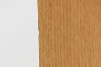 Borge mogensenがSoborg社のためにデザインしたユニットシェルフをご紹介いたします。このシェルフは、高品質なオーク材が用いられており、ナチュラルな風合いが特徴的です。ガラス扉が採用されており、食器棚としてもご使用いただけます。また、使う環境に応じて2段にしたりなど、柔軟なレイアウトが可能です。この特徴により、住む人の環境や生活人数が変わっても、長くご使用いただけると思います。