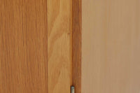 Borge mogensenがSoborg社のためにデザインしたユニットシェルフをご紹介いたします。このシェルフは、高品質なオーク材が用いられており、ナチュラルな風合いが特徴的です。ガラス扉が採用されており、食器棚としてもご使用いただけます。また、使う環境に応じて2段にしたりなど、柔軟なレイアウトが可能です。この特徴により、住む人の環境や生活人数が変わっても、長くご使用いただけると思います。