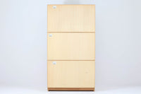 Borge mogensenがSoborg社のためにデザインしたユニットシェルフをご紹介いたします。このシェルフは、高品質なオーク材が用いられており、ナチュラルな風合いが特徴的です。ガラス扉が採用されており、食器棚としてもご使用いただけます。また、使う環境に応じて2段にしたりなど、柔軟なレイアウトが可能です。この特徴により、住む人の環境や生活人数が変わっても、長くご使用いただけると思います。