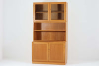 Borge mogensenがSoborg社のためにデザインしたユニットシェルフをご紹介いたします。このシェルフは、高品質なオーク材が用いられており、ナチュラルな風合いが特徴的です。ガラス扉が採用されており、食器棚としてもご使用いただけます。また、使う環境に応じて2段にしたりなど、柔軟なレイアウトが可能です。この特徴により、住む人の環境や生活人数が変わっても、長くご使用いただけると思います。