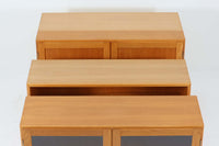 Borge mogensenがSoborg社のためにデザインしたユニットシェルフをご紹介いたします。このシェルフは、高品質なオーク材が用いられており、ナチュラルな風合いが特徴的です。ガラス扉が採用されており、食器棚としてもご使用いただけます。また、使う環境に応じて2段にしたりなど、柔軟なレイアウトが可能です。この特徴により、住む人の環境や生活人数が変わっても、長くご使用いただけると思います。