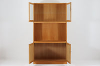 Borge mogensenがSoborg社のためにデザインしたユニットシェルフをご紹介いたします。このシェルフは、高品質なオーク材が用いられており、ナチュラルな風合いが特徴的です。ガラス扉が採用されており、食器棚としてもご使用いただけます。また、使う環境に応じて2段にしたりなど、柔軟なレイアウトが可能です。この特徴により、住む人の環境や生活人数が変わっても、長くご使用いただけると思います。