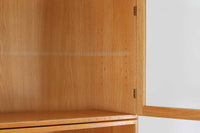 Borge mogensenがSoborg社のためにデザインしたユニットシェルフをご紹介いたします。このシェルフは、高品質なオーク材が用いられており、ナチュラルな風合いが特徴的です。ガラス扉が採用されており、食器棚としてもご使用いただけます。また、使う環境に応じて2段にしたりなど、柔軟なレイアウトが可能です。この特徴により、住む人の環境や生活人数が変わっても、長くご使用いただけると思います。