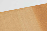 Borge mogensenがSoborg社のためにデザインしたユニットシェルフをご紹介いたします。このシェルフは、高品質なオーク材が用いられており、ナチュラルな風合いが特徴的です。ガラス扉が採用されており、食器棚としてもご使用いただけます。また、使う環境に応じて2段にしたりなど、柔軟なレイアウトが可能です。この特徴により、住む人の環境や生活人数が変わっても、長くご使用いただけると思います。