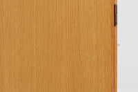 Borge mogensenがSoborg社のためにデザインしたユニットシェルフをご紹介いたします。このシェルフは、高品質なオーク材が用いられており、ナチュラルな風合いが特徴的です。ガラス扉が採用されており、食器棚としてもご使用いただけます。また、使う環境に応じて2段にしたりなど、柔軟なレイアウトが可能です。この特徴により、住む人の環境や生活人数が変わっても、長くご使用いただけると思います。