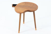 北欧より買い付けたサイドテーブルです。ビンテージ家具ならではの3本脚で、お洒落な形の天板が素敵です。脚のデザインなどGorm mobler社のクオリティーの高い作品です。また、天板裏には灰皿がございます。アクセサリーケースとしても使用出来そうです。