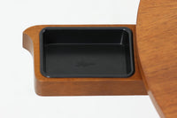 北欧より買い付けたサイドテーブルです。ビンテージ家具ならではの3本脚で、お洒落な形の天板が素敵です。脚のデザインなどGorm mobler社のクオリティーの高い作品です。また、天板裏には灰皿がございます。アクセサリーケースとしても使用出来そうです。