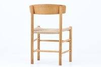 J39は1956年にデザインされ、そのシンプルで頑丈なデザインで広く知られ、「The People's Chair(人々の椅子)」としても呼ばれています。現在はFredericia社から販売されていますが、こちらは初期のFDB mobler社製のものです。経年変化により色味が変わったオーク材が魅力的です。ペーパーコードを剥がさないと見えませんが、製造年(1974年10月2日)が記載されたFDB社の刻印があります。