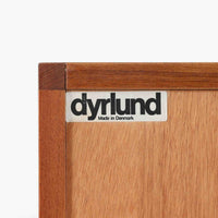 Dyrlund社製の蛇腹キャビネットは、美しいチーク材の木目と高度なクラフトマンシップが融合した北欧ビンテージ家具です。丸みを帯びたエッジや丁寧に加工された一体感のあるフレームが、柔らかな印象と上質さを漂わせます。最大の特徴である蛇腹式の扉は、細やかに組まれたチーク材のスラットがスムーズに開閉し、収納時にもデザイン性を損ないません。内部には実用的な棚が備わり、書類や小物類の整理に最適です。幅67cmとコンパクトながら、空間に豊かな存在感をもたらす一台です。使い込むほどに深まる色艶が、北欧ビンテージ家具ならではの魅力を際立たせています。