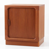 Dyrlund社製の蛇腹キャビネットは、美しいチーク材の木目と高度なクラフトマンシップが融合した北欧ビンテージ家具です。丸みを帯びたエッジや丁寧に加工された一体感のあるフレームが、柔らかな印象と上質さを漂わせます。最大の特徴である蛇腹式の扉は、細やかに組まれたチーク材のスラットがスムーズに開閉し、収納時にもデザイン性を損ないません。内部には実用的な棚が備わり、書類や小物類の整理に最適です。幅67cmとコンパクトながら、空間に豊かな存在感をもたらす一台です。使い込むほどに深まる色艶が、北欧ビンテージ家具ならではの魅力を際立たせています。