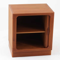 Dyrlund社製の蛇腹キャビネットは、美しいチーク材の木目と高度なクラフトマンシップが融合した北欧ビンテージ家具です。丸みを帯びたエッジや丁寧に加工された一体感のあるフレームが、柔らかな印象と上質さを漂わせます。最大の特徴である蛇腹式の扉は、細やかに組まれたチーク材のスラットがスムーズに開閉し、収納時にもデザイン性を損ないません。内部には実用的な棚が備わり、書類や小物類の整理に最適です。幅67cmとコンパクトながら、空間に豊かな存在感をもたらす一台です。使い込むほどに深まる色艶が、北欧ビンテージ家具ならではの魅力を際立たせています。