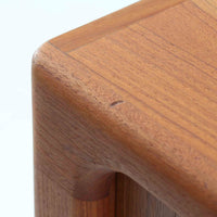 Dyrlund社製の蛇腹キャビネットは、美しいチーク材の木目と高度なクラフトマンシップが融合した北欧ビンテージ家具です。丸みを帯びたエッジや丁寧に加工された一体感のあるフレームが、柔らかな印象と上質さを漂わせます。最大の特徴である蛇腹式の扉は、細やかに組まれたチーク材のスラットがスムーズに開閉し、収納時にもデザイン性を損ないません。内部には実用的な棚が備わり、書類や小物類の整理に最適です。幅67cmとコンパクトながら、空間に豊かな存在感をもたらす一台です。使い込むほどに深まる色艶が、北欧ビンテージ家具ならではの魅力を際立たせています。