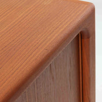 Dyrlund社製の蛇腹キャビネットは、美しいチーク材の木目と高度なクラフトマンシップが融合した北欧ビンテージ家具です。丸みを帯びたエッジや丁寧に加工された一体感のあるフレームが、柔らかな印象と上質さを漂わせます。最大の特徴である蛇腹式の扉は、細やかに組まれたチーク材のスラットがスムーズに開閉し、収納時にもデザイン性を損ないません。内部には実用的な棚が備わり、書類や小物類の整理に最適です。幅67cmとコンパクトながら、空間に豊かな存在感をもたらす一台です。使い込むほどに深まる色艶が、北欧ビンテージ家具ならではの魅力を際立たせています。