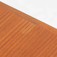 Dyrlund社製の蛇腹キャビネットは、美しいチーク材の木目と高度なクラフトマンシップが融合した北欧ビンテージ家具です。丸みを帯びたエッジや丁寧に加工された一体感のあるフレームが、柔らかな印象と上質さを漂わせます。最大の特徴である蛇腹式の扉は、細やかに組まれたチーク材のスラットがスムーズに開閉し、収納時にもデザイン性を損ないません。内部には実用的な棚が備わり、書類や小物類の整理に最適です。幅67cmとコンパクトながら、空間に豊かな存在感をもたらす一台です。使い込むほどに深まる色艶が、北欧ビンテージ家具ならではの魅力を際立たせています。