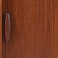 Dyrlund社製の蛇腹キャビネットは、美しいチーク材の木目と高度なクラフトマンシップが融合した北欧ビンテージ家具です。丸みを帯びたエッジや丁寧に加工された一体感のあるフレームが、柔らかな印象と上質さを漂わせます。最大の特徴である蛇腹式の扉は、細やかに組まれたチーク材のスラットがスムーズに開閉し、収納時にもデザイン性を損ないません。内部には実用的な棚が備わり、書類や小物類の整理に最適です。幅67cmとコンパクトながら、空間に豊かな存在感をもたらす一台です。使い込むほどに深まる色艶が、北欧ビンテージ家具ならではの魅力を際立たせています。