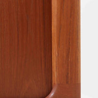 Dyrlund社製の蛇腹キャビネットは、美しいチーク材の木目と高度なクラフトマンシップが融合した北欧ビンテージ家具です。丸みを帯びたエッジや丁寧に加工された一体感のあるフレームが、柔らかな印象と上質さを漂わせます。最大の特徴である蛇腹式の扉は、細やかに組まれたチーク材のスラットがスムーズに開閉し、収納時にもデザイン性を損ないません。内部には実用的な棚が備わり、書類や小物類の整理に最適です。幅67cmとコンパクトながら、空間に豊かな存在感をもたらす一台です。使い込むほどに深まる色艶が、北欧ビンテージ家具ならではの魅力を際立たせています。