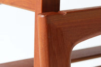 Kai Kristiansenデザインのエレベーターテーブルは、デンマークの名工Trioh moblerによって手作りされたシンプルで滑らかなデザインの逸品です。このテーブルは環境に応じて大きさを変えることができるため、デンマークではスタンダードアイテムとなっています。天板を片側だけ広げたり、高さを調整したりと、非常に機能的です。こちらは天板下に棚がある珍しいタイプです。1960年代にデザインされたものですが、丁寧にメンテナンスを行っているため長くお使いいただけます。