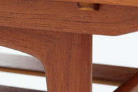 Kai Kristiansenデザインのエレベーターテーブルは、デンマークの名工Trioh moblerによって手作りされたシンプルで滑らかなデザインの逸品です。このテーブルは環境に応じて大きさを変えることができるため、デンマークではスタンダードアイテムとなっています。天板を片側だけ広げたり、高さを調整したりと、非常に機能的です。こちらは天板下に棚がある珍しいタイプです。1960年代にデザインされたものですが、丁寧にメンテナンスを行っているため長くお使いいただけます。