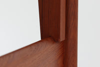 Kai Kristiansenデザインのエレベーターテーブルは、デンマークの名工Trioh moblerによって手作りされたシンプルで滑らかなデザインの逸品です。このテーブルは環境に応じて大きさを変えることができるため、デンマークではスタンダードアイテムとなっています。天板を片側だけ広げたり、高さを調整したりと、非常に機能的です。こちらは天板下に棚がある珍しいタイプです。1960年代にデザインされたものですが、丁寧にメンテナンスを行っているため長くお使いいただけます。