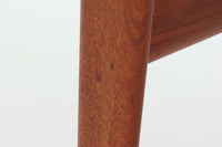 Kai Kristiansenデザインのエレベーターテーブルは、デンマークの名工Trioh moblerによって手作りされたシンプルで滑らかなデザインの逸品です。このテーブルは環境に応じて大きさを変えることができるため、デンマークではスタンダードアイテムとなっています。天板を片側だけ広げたり、高さを調整したりと、非常に機能的です。こちらは天板下に棚がある珍しいタイプです。1960年代にデザインされたものですが、丁寧にメンテナンスを行っているため長くお使いいただけます。