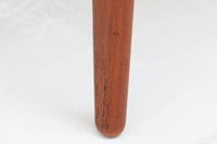 Kai Kristiansenデザインのエレベーターテーブルは、デンマークの名工Trioh moblerによって手作りされたシンプルで滑らかなデザインの逸品です。このテーブルは環境に応じて大きさを変えることができるため、デンマークではスタンダードアイテムとなっています。天板を片側だけ広げたり、高さを調整したりと、非常に機能的です。こちらは天板下に棚がある珍しいタイプです。1960年代にデザインされたものですが、丁寧にメンテナンスを行っているため長くお使いいただけます。