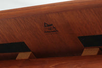 Kai Kristiansenデザインのエレベーターテーブルは、デンマークの名工Trioh moblerによって手作りされたシンプルで滑らかなデザインの逸品です。このテーブルは環境に応じて大きさを変えることができるため、デンマークではスタンダードアイテムとなっています。天板を片側だけ広げたり、高さを調整したりと、非常に機能的です。こちらは天板下に棚がある珍しいタイプです。1960年代にデザインされたものですが、丁寧にメンテナンスを行っているため長くお使いいただけます。