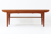 Kai Kristiansenデザインのエレベーターテーブルは、デンマークの名工Trioh moblerによって手作りされたシンプルで滑らかなデザインの逸品です。このテーブルは環境に応じて大きさを変えることができるため、デンマークではスタンダードアイテムとなっています。天板を片側だけ広げたり、高さを調整したりと、非常に機能的です。こちらは天板下に棚がある珍しいタイプです。1960年代にデザインされたものですが、丁寧にメンテナンスを行っているため長くお使いいただけます。