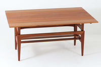 Kai Kristiansenデザインのエレベーターテーブルは、デンマークの名工Trioh moblerによって手作りされたシンプルで滑らかなデザインの逸品です。このテーブルは環境に応じて大きさを変えることができるため、デンマークではスタンダードアイテムとなっています。天板を片側だけ広げたり、高さを調整したりと、非常に機能的です。こちらは天板下に棚がある珍しいタイプです。1960年代にデザインされたものですが、丁寧にメンテナンスを行っているため長くお使いいただけます。