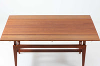 Kai Kristiansenデザインのエレベーターテーブルは、デンマークの名工Trioh moblerによって手作りされたシンプルで滑らかなデザインの逸品です。このテーブルは環境に応じて大きさを変えることができるため、デンマークではスタンダードアイテムとなっています。天板を片側だけ広げたり、高さを調整したりと、非常に機能的です。こちらは天板下に棚がある珍しいタイプです。1960年代にデザインされたものですが、丁寧にメンテナンスを行っているため長くお使いいただけます。