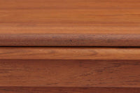 Kai Kristiansenデザインのエレベーターテーブルは、デンマークの名工Trioh moblerによって手作りされたシンプルで滑らかなデザインの逸品です。このテーブルは環境に応じて大きさを変えることができるため、デンマークではスタンダードアイテムとなっています。天板を片側だけ広げたり、高さを調整したりと、非常に機能的です。こちらは天板下に棚がある珍しいタイプです。1960年代にデザインされたものですが、丁寧にメンテナンスを行っているため長くお使いいただけます。