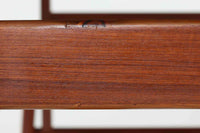 Kai Kristiansenデザインのエレベーターテーブルは、デンマークの名工Trioh moblerによって手作りされたシンプルで滑らかなデザインの逸品です。このテーブルは環境に応じて大きさを変えることができるため、デンマークではスタンダードアイテムとなっています。天板を片側だけ広げたり、高さを調整したりと、非常に機能的です。こちらは天板下に棚がある珍しいタイプです。1960年代にデザインされたものですが、丁寧にメンテナンスを行っているため長くお使いいただけます。