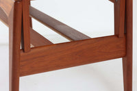 Kai Kristiansenデザインのエレベーターテーブルは、デンマークの名工Trioh moblerによって手作りされたシンプルで滑らかなデザインの逸品です。このテーブルは環境に応じて大きさを変えることができるため、デンマークではスタンダードアイテムとなっています。天板を片側だけ広げたり、高さを調整したりと、非常に機能的です。こちらは天板下に棚がある珍しいタイプです。1960年代にデザインされたものですが、丁寧にメンテナンスを行っているため長くお使いいただけます。