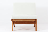 北欧より買い付けた「GE370」です。ウェグナーの作品の中でも、特筆すべきなのは、その柔軟性と機能性です。ソファを分解し、組み合わせることで、様々なレイアウトが可能です。例えば、別途アーム付きのGE370を購入すれば、それを連結して2人掛けソファとして使用することもできます。このソファも元々はアームを付けて使用されていたようで、そのため側面にアーム連結の色ヤケが見られます。本体には高品質なオーク材が使用されています。クッションはデンマーク製のデッドストック生地を使用して張替を行いました。デッドストック生地のため、若干の摩耗は見られますが綺麗な状態です。