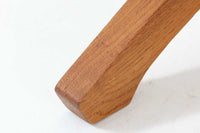 北欧より買い付けた「GE370」です。ウェグナーの作品の中でも、特筆すべきなのは、その柔軟性と機能性です。ソファを分解し、組み合わせることで、様々なレイアウトが可能です。例えば、別途アーム付きのGE370を購入すれば、それを連結して2人掛けソファとして使用することもできます。このソファも元々はアームを付けて使用されていたようで、そのため側面にアーム連結の色ヤケが見られます。本体には高品質なオーク材が使用されています。クッションはデンマーク製のデッドストック生地を使用して張替を行いました。デッドストック生地のため、若干の摩耗は見られますが綺麗な状態です。