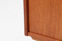 デンマークより買い付けたキャビネットです。引き戸と引き出し収納があり使い勝手も良好です。本体には良質なチーク材が使用されています。