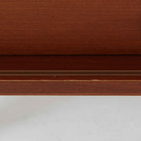 Domino Mobler社製のサイドボードは、北欧デンマークのビンテージ家具らしいシンプルかつ機能的なデザインが魅力です。チーク材を用いた温かみのある木目と深みのある色調が空間に落ち着きを与えます。左側には4杯の引き出し、右側にはスライド扉付きの収納棚を備え、食器や日用品をすっきり収めることが可能です。特徴的なスクエア型の木製ハンドルや細身の脚部が洗練された印象を与え、ダイニングやリビングでの収納家具としてだけでなく、テレビボードや飾り棚としても活躍する実用性と存在感を兼ね備えています。年月を経た風合いがより一層の魅力を引き立てる逸品です。